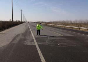 濱海新區(qū)民警深入查找在道路渠化、交通設(shè)施、交通標(biāo)志等方面是否存在隱患？