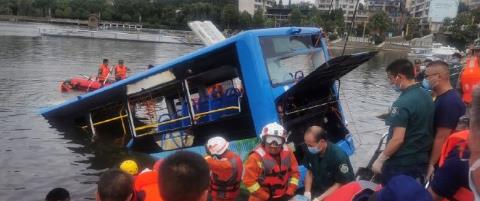 貴州安順公交墜湖瞬間,猛轉(zhuǎn)向越過5股車道撞破護欄！
