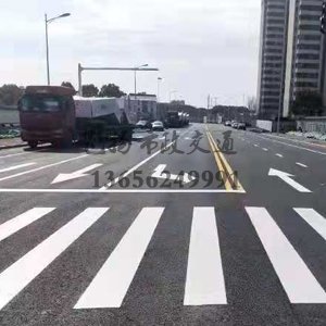 什么原因公路上的道路劃線一般都帶有反光膜?