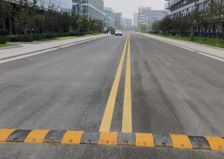 專業(yè)與安全的完美結(jié)合，飛揚(yáng)市政蘇州廠區(qū)劃線服務(wù)