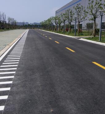 蘇州工廠地面劃線？專業(yè)團(tuán)隊(duì)打造高效廠區(qū)交通體系